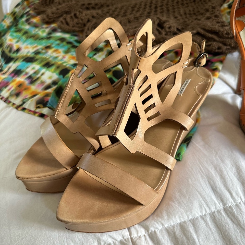 Stunning Women's Tan Cutout Wedge Sandals size 8.5 like new